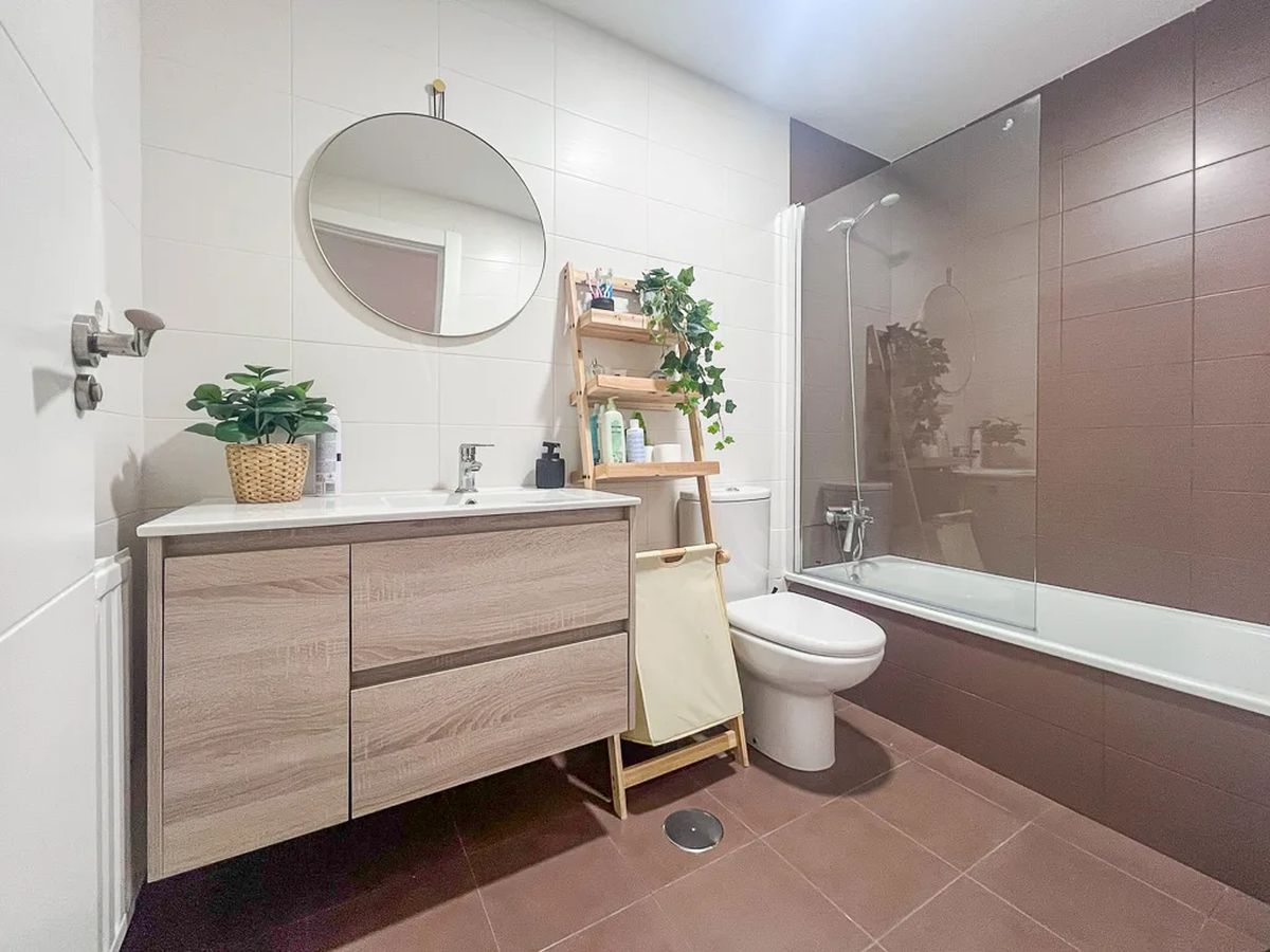 Baño completo con bañera del apartamento