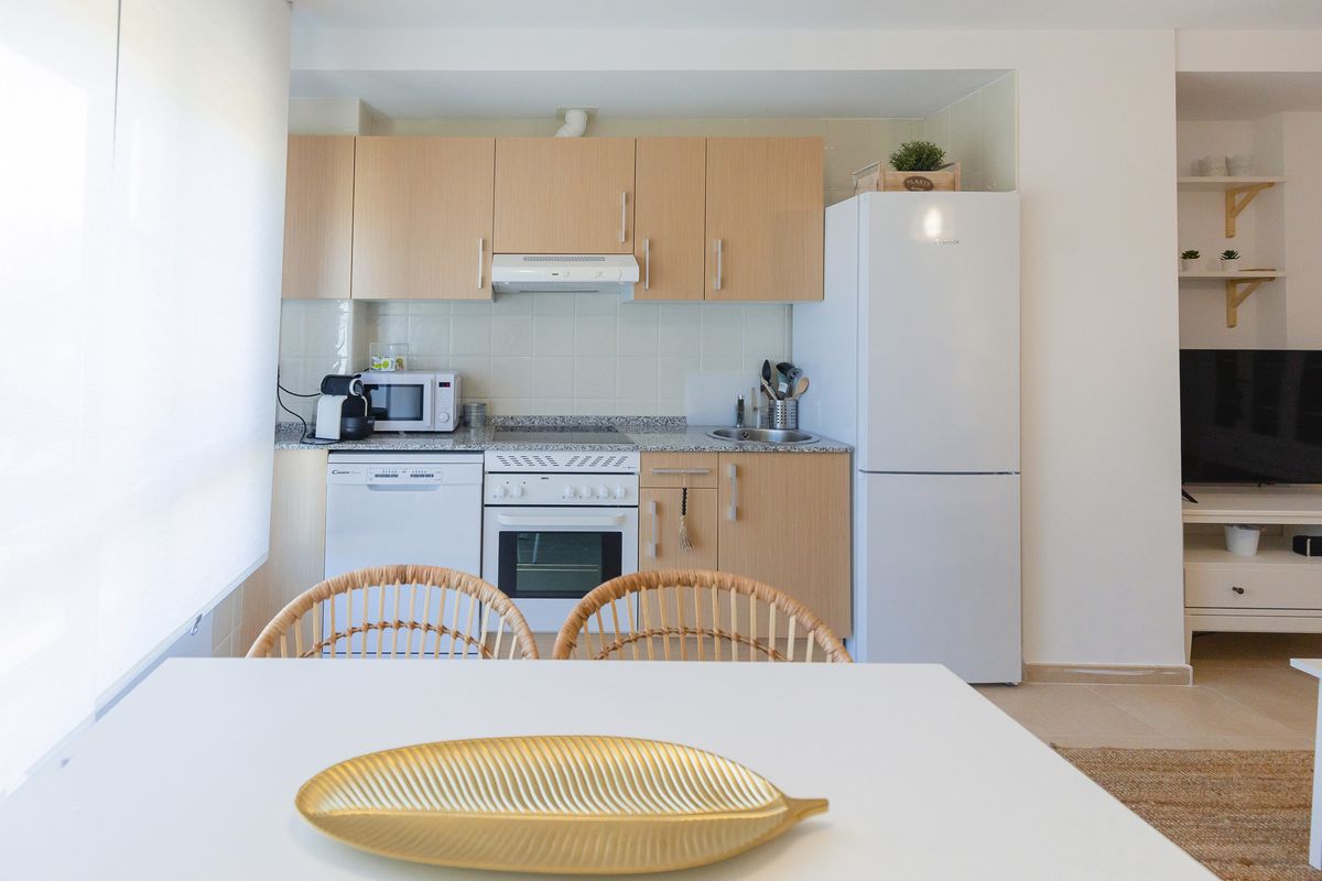 Cocina del apartamento vista desde la mesa del comedor