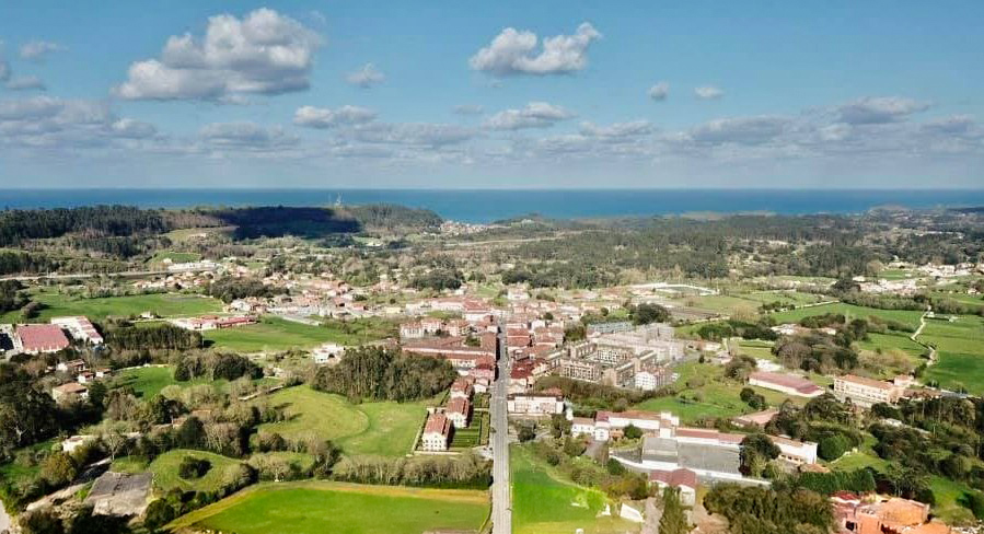 Vista aérea de Posada de Llanes con el mar Cantábrico al fondo