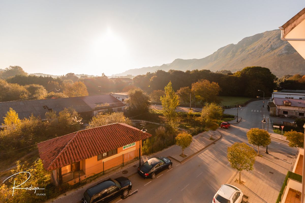 Vistas al amanecer desde la terraza, con el pueblo y la montaña al fondo