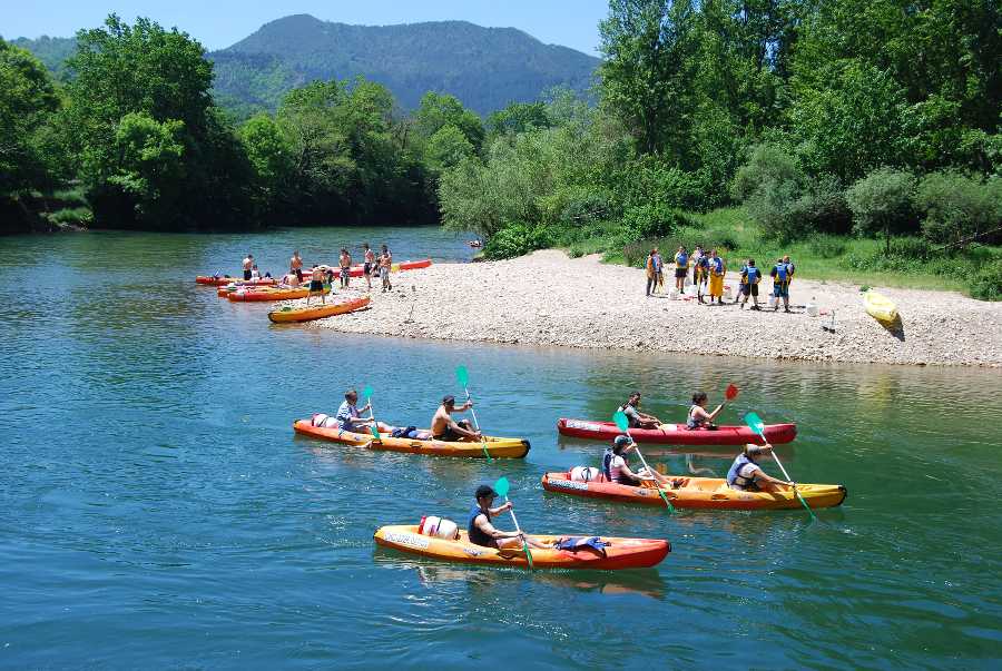 Piragüistas en el descenso del río Sella
