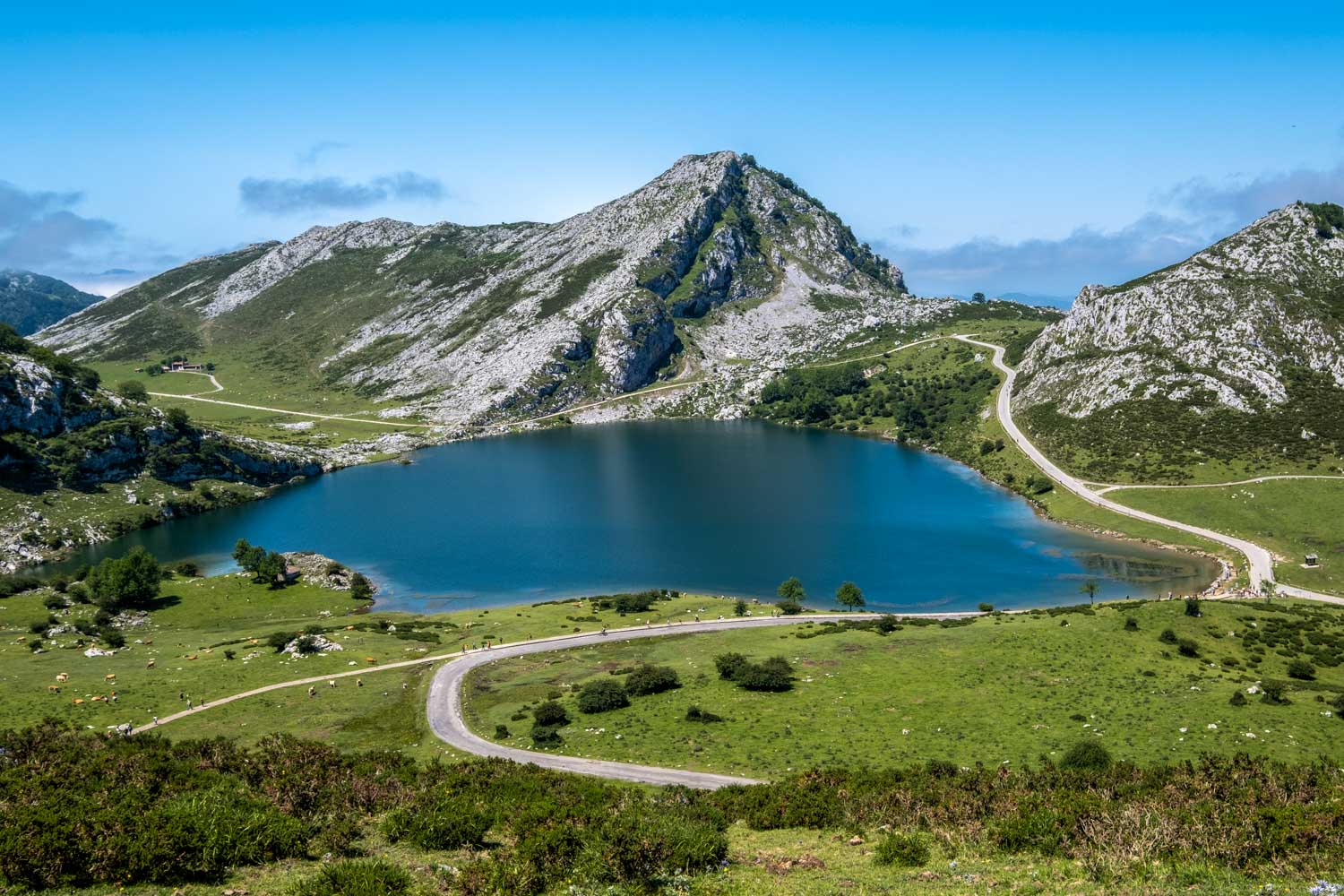 Lago Enol en los Lagos de Covadonga, Picos de Europa