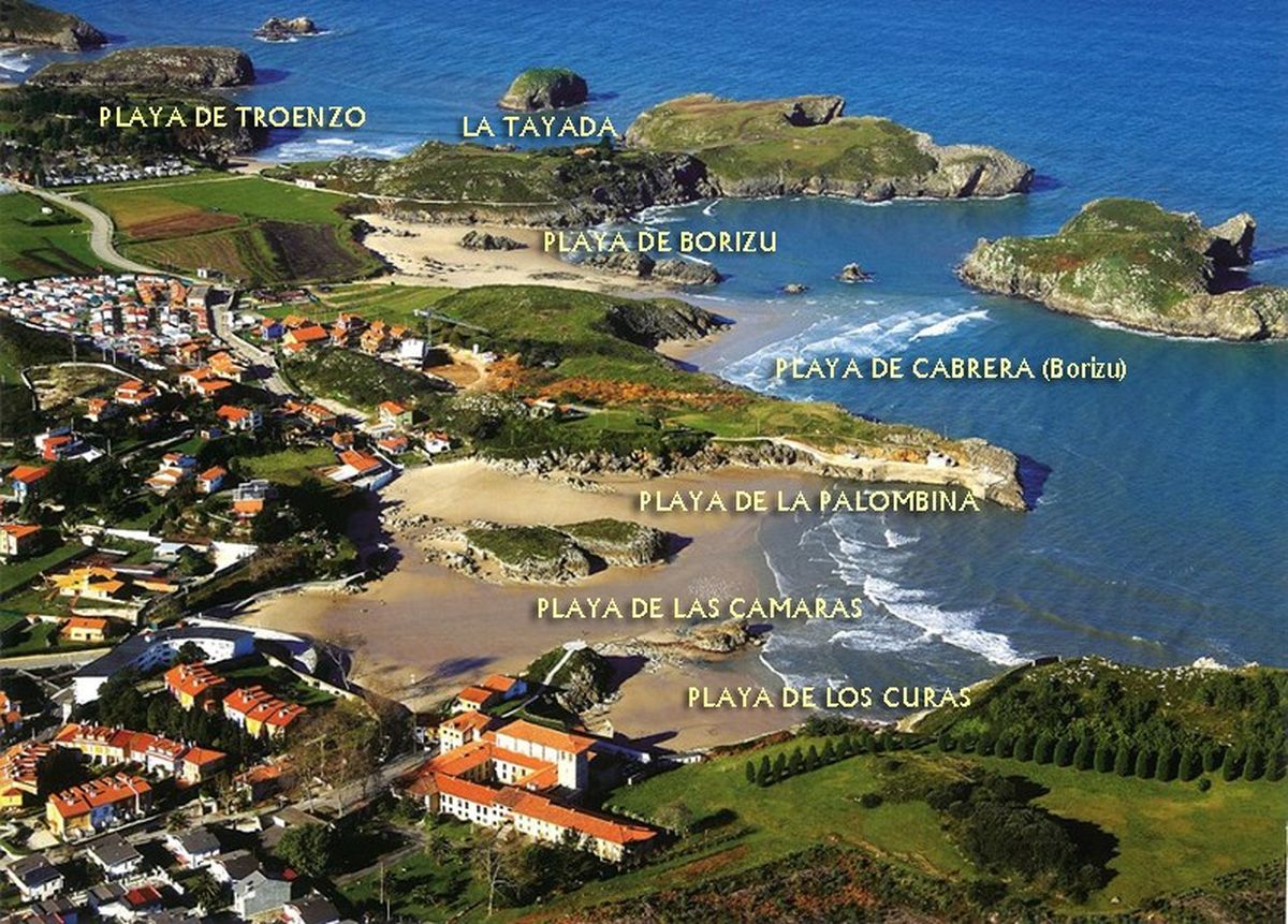 Vista aérea de las playas de Llanes con sus nombres señalados