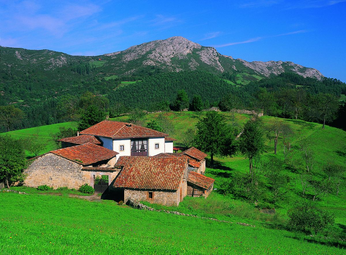Caserío tradicional asturiano en el valle de Ardisana
