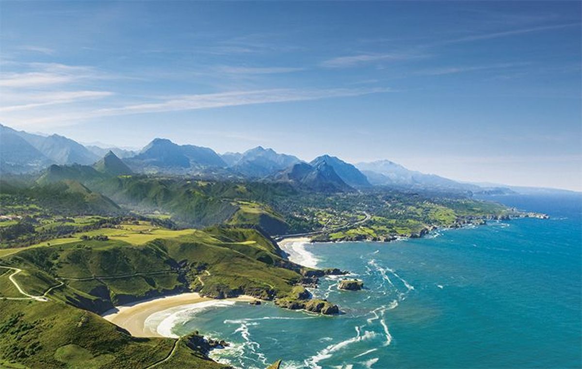Panorámica de la costa de Llanes con los Picos de Europa al fondo