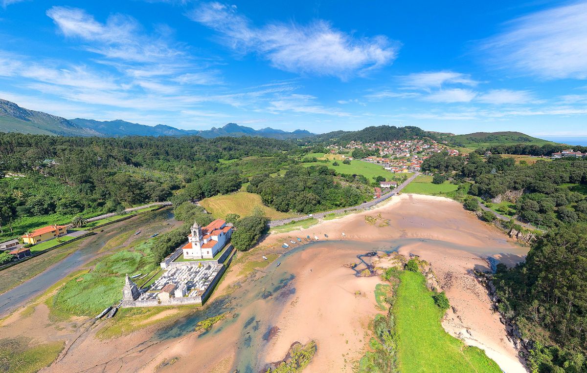 Ría de Niembro con la iglesia y el cementerio junto al agua